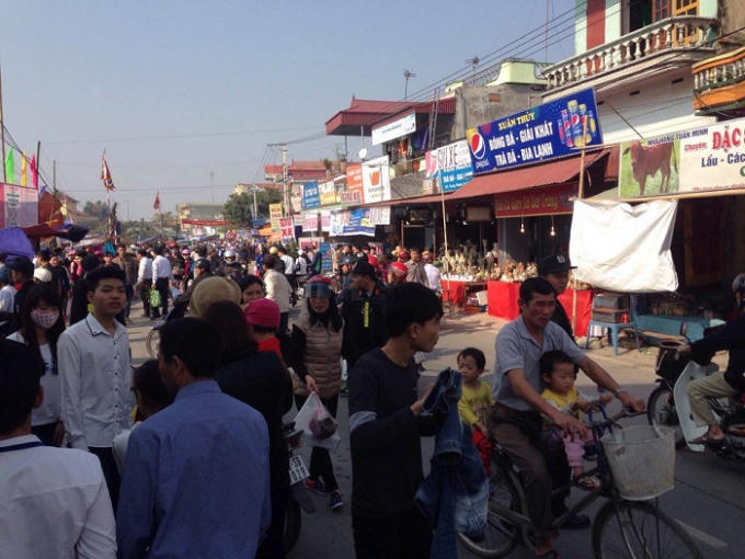 Ngay từ sáng sớm, đông đảo người dân từ nhiều nơi đã đổ về "Chợ Viềng xuân" để "mua may, bán rủi".