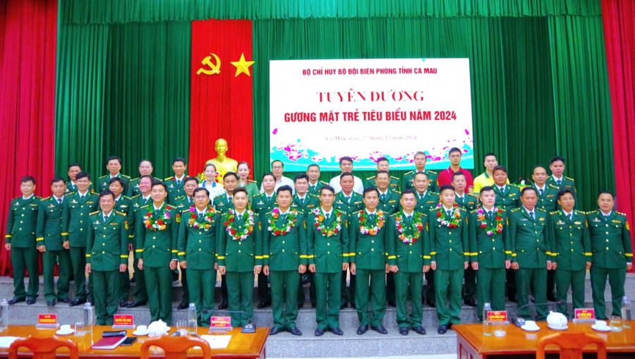 10 gương mặt trẻ tiêu biểu BĐBP tỉnh Cà Mau chụp ảnh lưu niệm cùng các đại biểu.