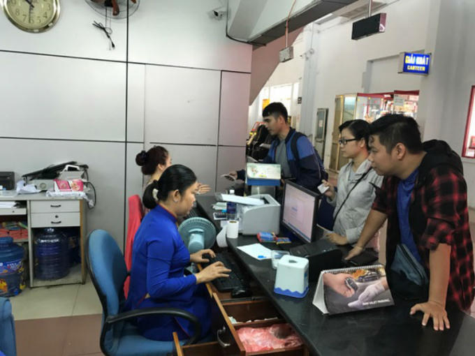 Ga Sài Gòn vắng khách, có ít người mua vé tàu Tết từ Sài Gòn đi các tỉnh, thành.