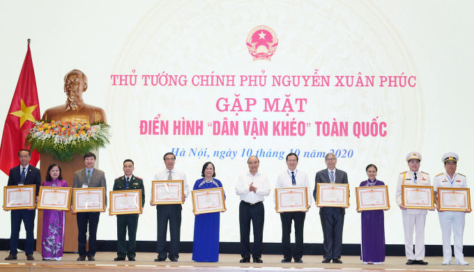 Thu tuong tang bang khen cho cac ca nhan 1