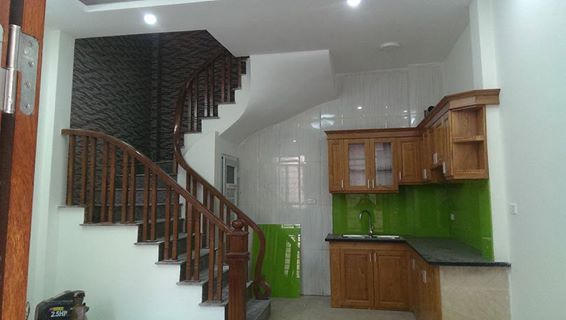 Nhà nội có đầy đủ tủ bếp bằng gỗ, cầu thang gỗ nghiến đẹp