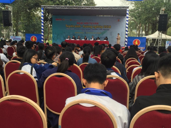 Ngày hội thu hút sự chú ý đông đảo của các bạn học sinh, sinh viên.