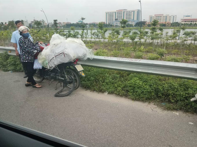 Đang lưu thông trên cao tốc mà dính đinh rất nguy hiểm cho người đi xe máy (Nguồn otofun.net).