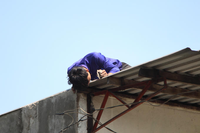 Trên tay cầm gạch đá và miệng liên tục chửi bới.