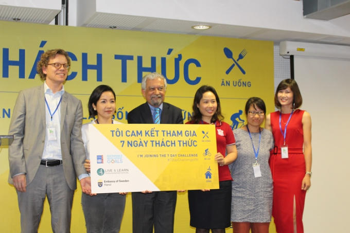 Đại sứ chiến dịch và các khách mời phát động chiến dịch với cam kết “Tôi tham gia 7 ngày thách thức”.