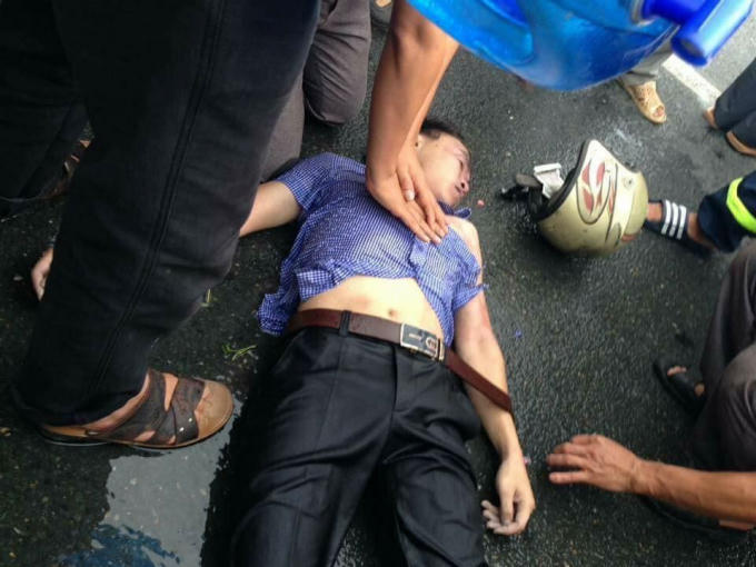 Nam thanh niên được người dân sơ cứu và đưa vào bệnh viên cấp cứu nên sức khoẻ dần ổn định.