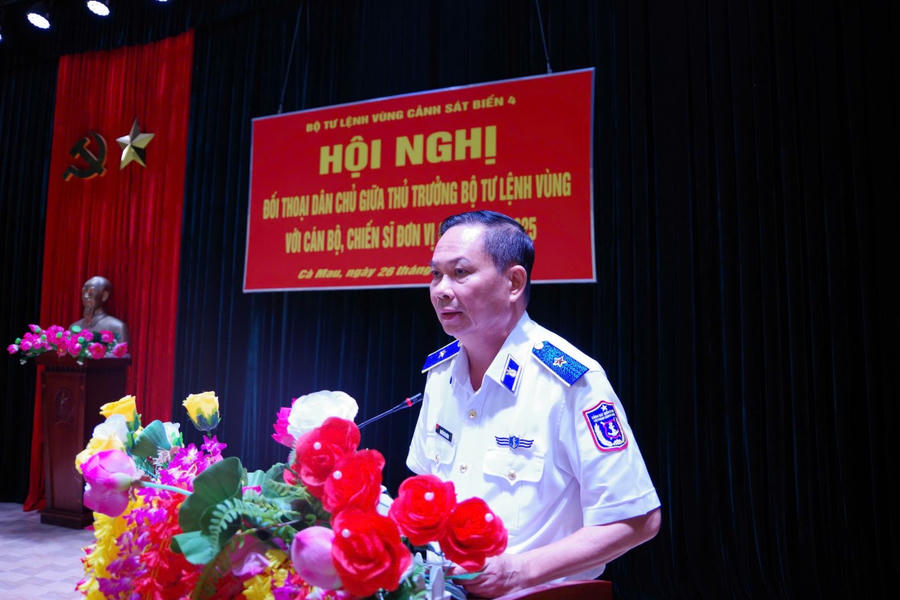 Thiếu tướng Nguyễn Văn Dũng trong buổi đối thoại dân chủ quý I với cán bộ, chiến sĩ tại khu vực Năm Căn - Cà Mau