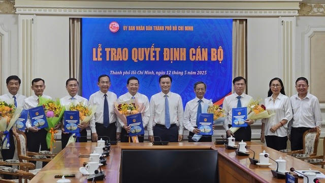 Lãnh đạo Thành phố chúc mừng Ban Giám đốc mới của Sở Nông nghiệp và Môi trường TP HCM (Ảnh: VGP).