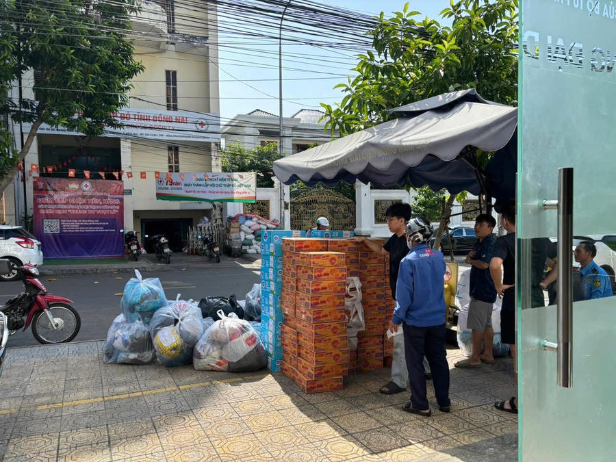 B&aacute;o Ph&aacute;p luật Việt Nam đưa hơn 20 tấn h&agrave;ng thiết yếu đến người d&acirc;n v&ugrave;ng lũ
