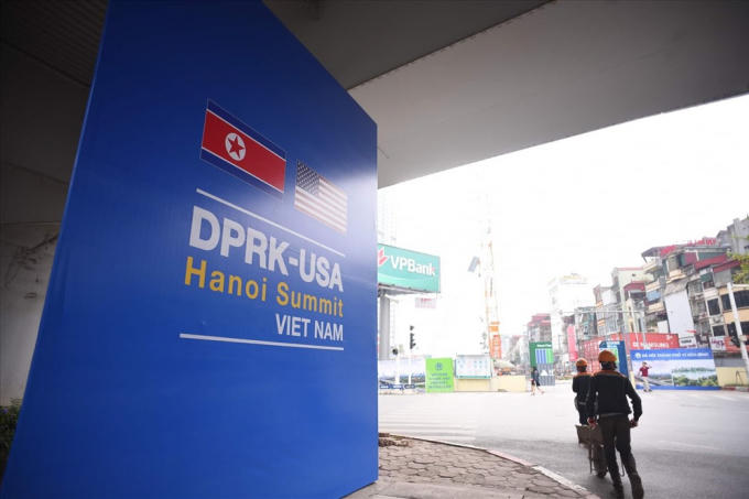 Ngày 21.2, một số tuyến đường Hà Nội được lắp đặt nhiều tấm banner cỡ lớn chào đón hội nghị thượng đỉnh Mỹ - Triều.