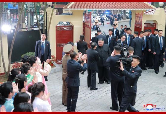 Chiều 26-2, Chủ tịch Kim Jong-un đã đến thăm Đại sứ quán Triều Tiên trong sự bảo vệ nghiêm ngặt của các lực lượng an ninh. Ảnh: KCNA