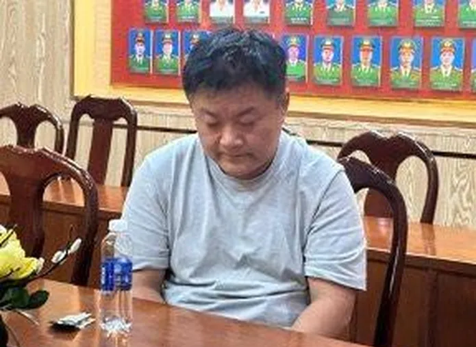 Ông Feng Yong, Giám đốc Công ty TNHH SX&TM gỗ Bình Minh Việt Nam bị khởi tố, bắt tạm giam. Ảnh: Công an Đồng Nai.