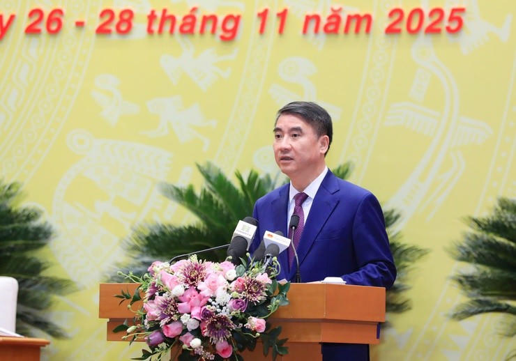 Phó Chủ tịch UBND Thành phố Nguyễn Xuân Lưu phát biểu tại kỳ họp.