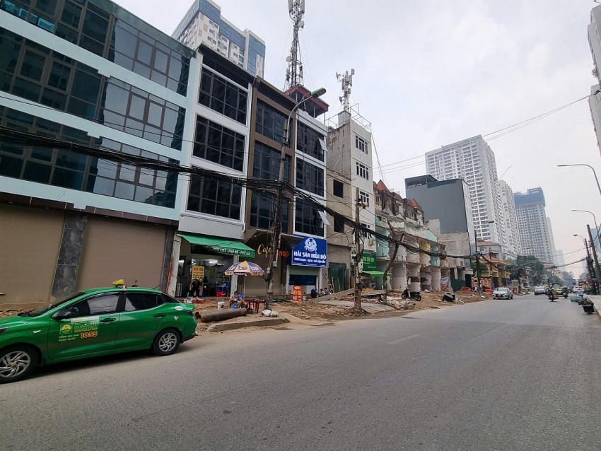 Đơn vị thi công đang tập kết ống cống, cáp ngầm thi công dự án mở rộng đường Nguyễn Tuân.