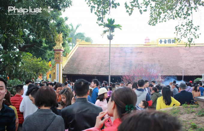 Bên trong chùa Trấn Quốc chật cứng người đi lễ.