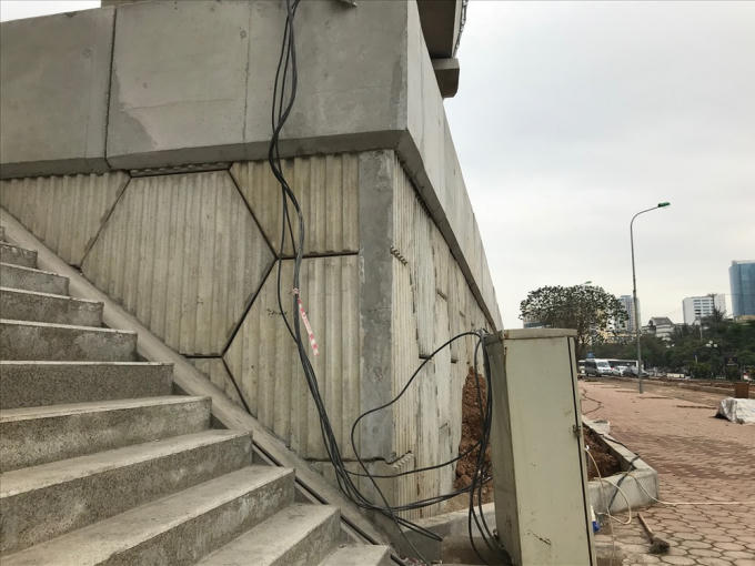 Nhiều dây cáp điện vẫn chưa được xử lý gọn gàng.