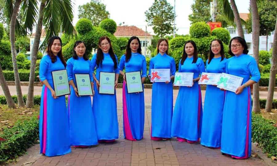BHXH huyện Chợ Mới giới thiệu tác phẩm tham dự tại triển lãm.