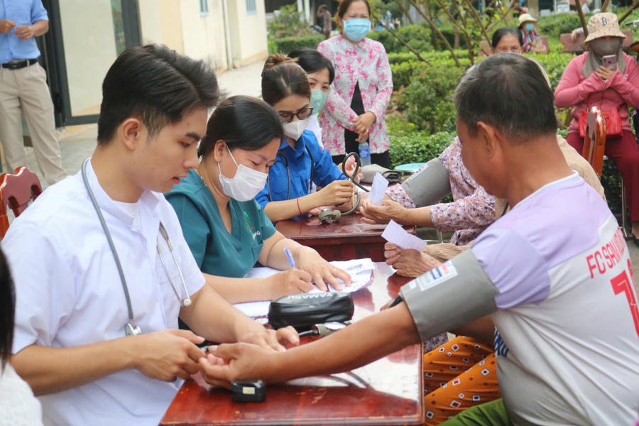 Khám bệnh, cấp phát thuốc miễn phí