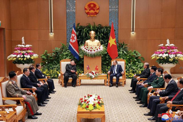 Tại cuộc hội kiến với Chủ tịch Triều Tiên Kim Jong-un, Thủ tướng Nguyễn Xuân Phúc khẳng định, là người bạn thân thiết và chân thành của nhân dân Triều Tiên, Việt Nam nhất quán ủng hộ một bán đảo Triều Tiên hòa bình, ổn định, hợp tác và phát triển.