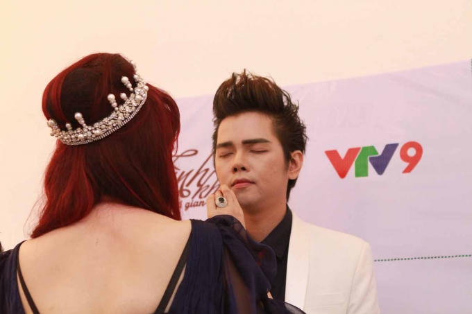 Ca sĩ Bảo Yến tự tay trang điểm và động viên con trai