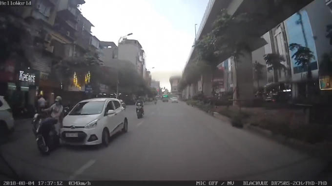 Ô tô đâm thẳng vào người phụ nữ điều khiển xe máy.