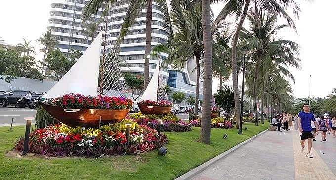 Các tiểu cảnh hoa được bố trí dọc tuyến vỉa hè đường Võ Nguyên Giáp (Ảnh: XUÂN QUỲNH).