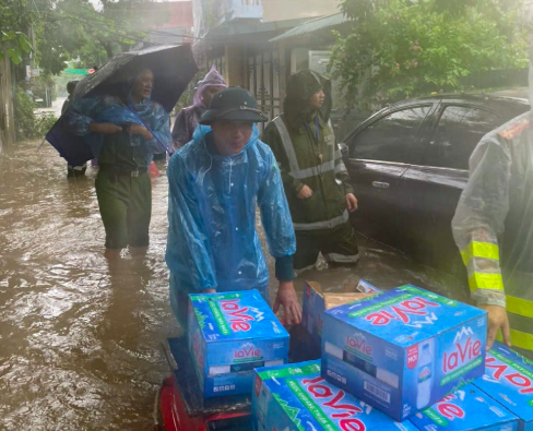 Việc đi lại di chuyển trong khu vực ngập sâu gặp nhiều khó khăn.