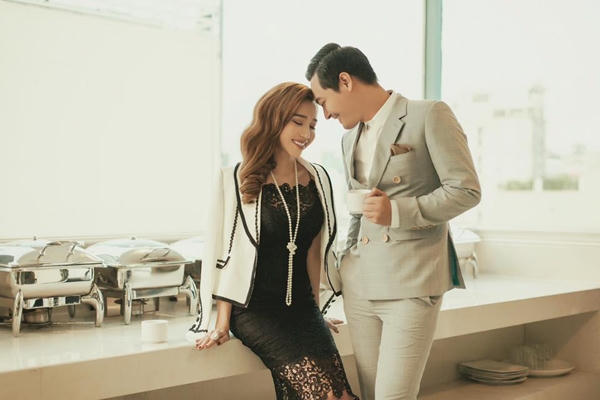 Phan Anh lịch l&atilde;m b&ecirc;n Elly Trần k&iacute;n đ&aacute;o bất ngờ
