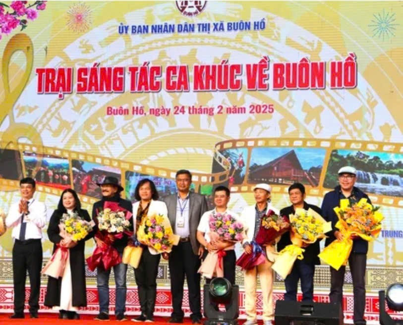 Nhạc sỹ Nguyễn Cường và các nhạc sỹ về tham gia trại sáng tác lần này. Ảnh: Duy Hòa