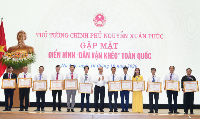 Thu tuong tang bang khen cho cac tap the 1