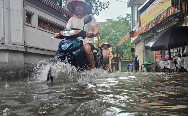 Trận mưa lớn vào sáng nay khiến nhiều tuyến phố trên địa bàn bị ngập sâu khiến cho việc đi lại của người dân vô cùng khó khăn.
