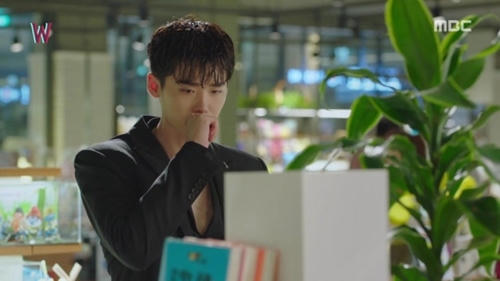 ... Song Kang Chul vẫn đủ bình tĩnh hỏi "W" có bán chạy không.