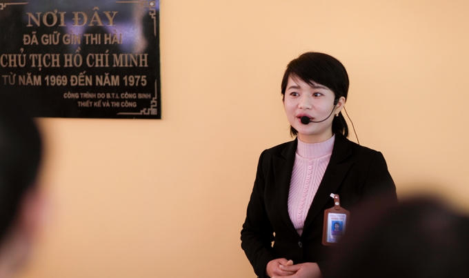 Hướng dẫn viên tại khu di tích K9.