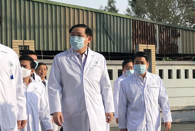 Sáng 27/2, Bí thư Thành ủy Hà Nội Vương Đình Huệ đến thăm, chúc mừng cán bộ, y bác sĩ và kiểm tra công tác phòng, chống dịch Covid-19 tại Bệnh viện đa khoa Đức Giang và Sở Y tế Hà Nội. Đi cùng đoàn có Chủ tịch TP Hà Nội Nguyễn Đức Chung.