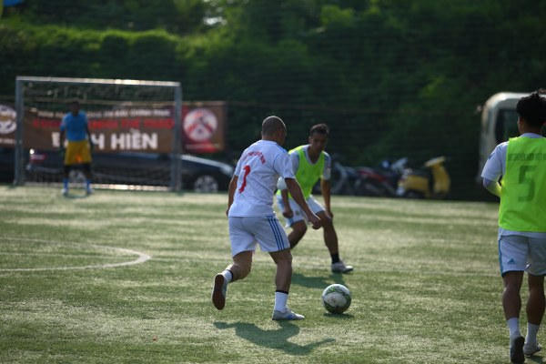 Một t&igrave;nh huống đi b&oacute;ng trước khung th&agrave;nh đội Đ&agrave;i Truyền h&igrave;nh Việt Nam.(Ảnh: BTC)