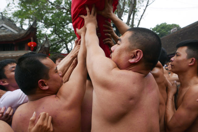 Dưới chân mỗi ông đám, ở vòng trong cùng là các trai đinh khoẻ nhất, thân mình vạm vỡ, có sức bền.