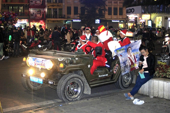 "Ông già" Noel còn mang cả xe Jeep đi dạo phố
