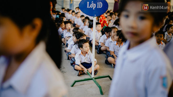 Cậu b&eacute; xếp d&eacute;p ở nh&agrave; thờ Đức B&agrave; dự buổi lễ khai giảng đầu đời: