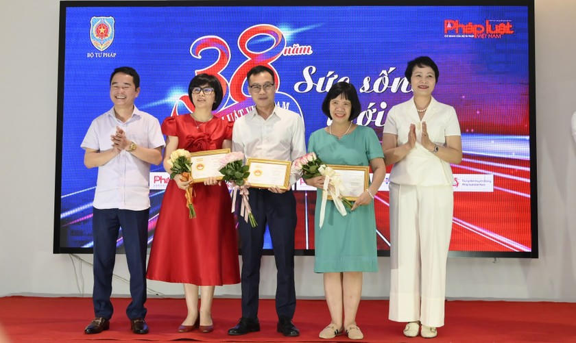 Các nhà báo được tặng kỷ niệm chương.