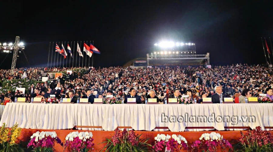 Khoảng 15 nghìn người dân và du khách tham dự Lễ Khai mạc Festival Hoa Đà Lạt lần thứ X- năm 2024. Ảnh: Báo Lâm Đồng