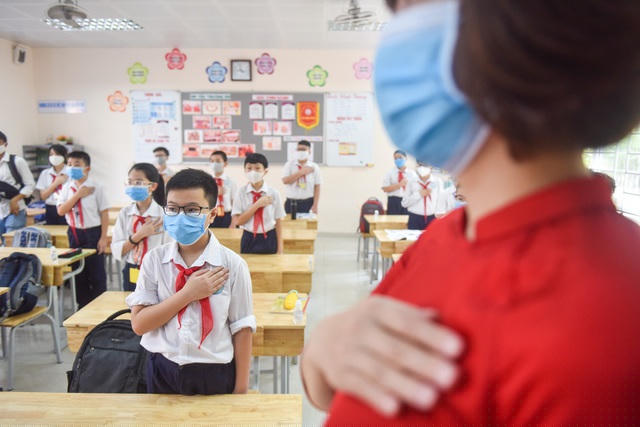 Điều đặc biệt chưa từng có trong lịch sử, năm nay các địa phương vừa khai giảng trực tiếp và trực tuyến.