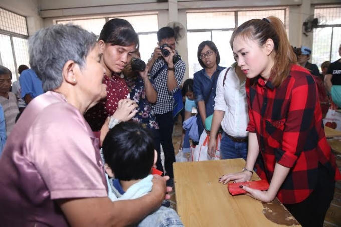 Những hình ảnh ấn tượng Mỹ Tâm trong chuyến thiện nguyện cuối năm