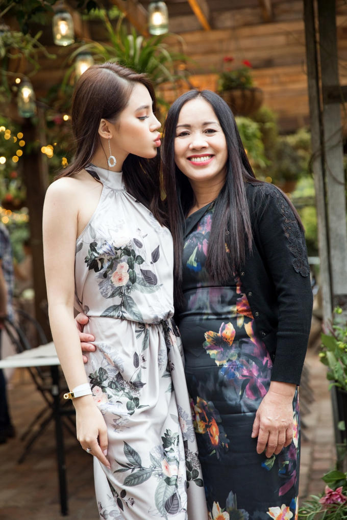 Hoa hậu Jolie bên mẹ.