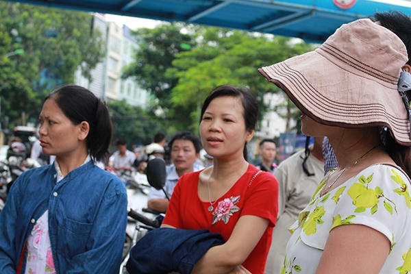 Phụ huynh nóng lòng chờ đợi con em mình hoàn thành bài thi. Cô Hà (Gia Lâm) chia sẻ: "Đây là buổi cuối rồi nên tâm trạng của tôi cũng khá thoải mái, giờ thì về chờ đợi kết quả thôi".