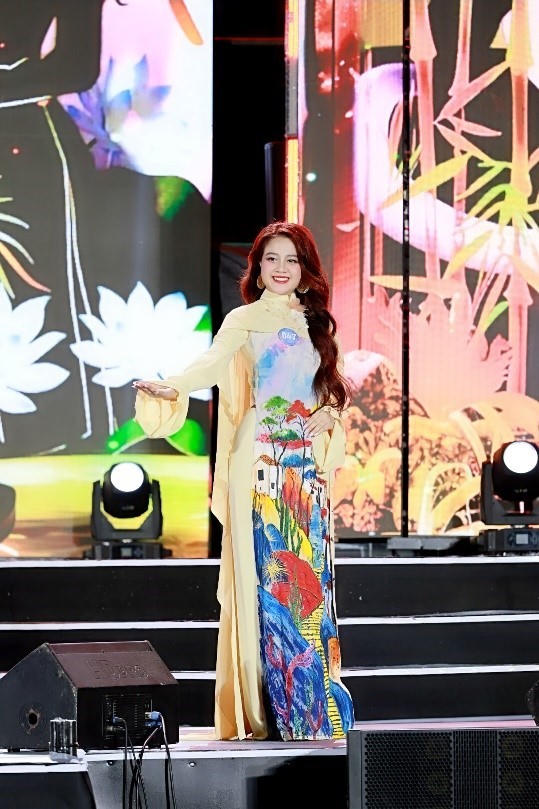 ...và duyên dáng, thướt tha trong tà áo dài truyền thống.