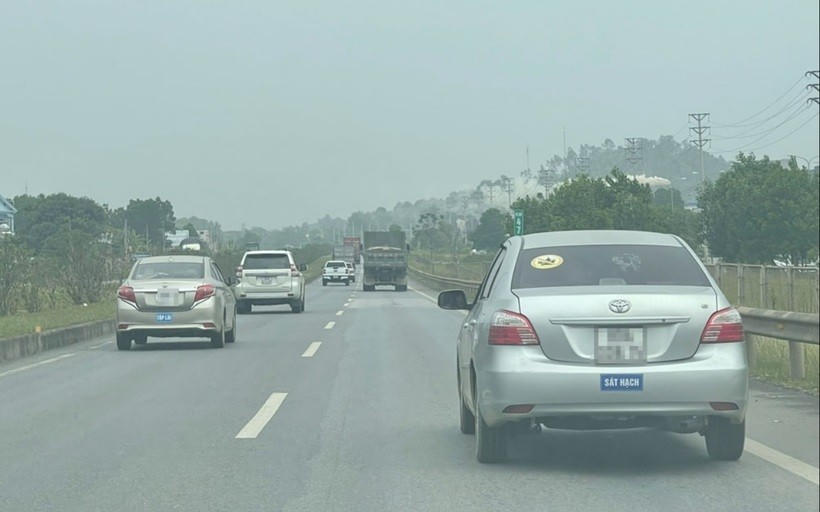 Xe tập lái di chuyển vào đường cao tốc tiềm ẩn nguy hiểm cho các phương tiện giao thông khác.