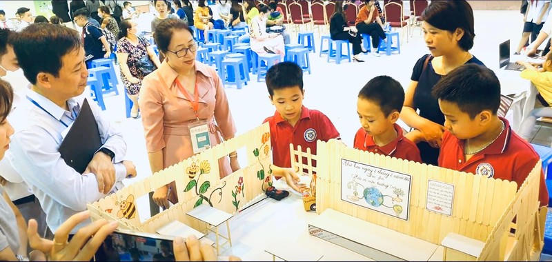Các em học sinh của cô Nga đang thuyết trình phần thi của mình