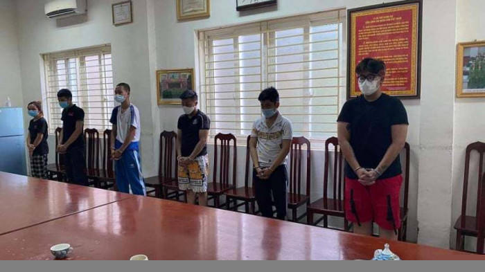 Nhóm 6 đối tượng bị tạm giữ tại công an quận Nam Từ Liêm, Hà Nội.