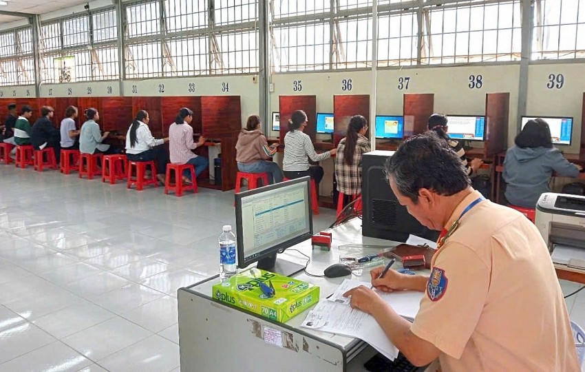 Các thí sinh chấp hành nghiêm túc các quy định trong quá trình sát hạch. Ảnh: Đăng Khoa