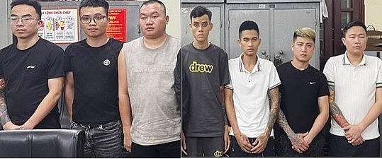 Đối tượng Nguyễn Văn Phẩm (ngoài cùng bên phải) cùng các đồng phạm trong vụ án.